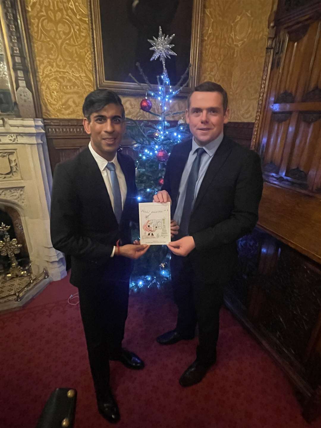 Douglas Ross presents Prime Minister Rishi Sunak with a copy of Chloe's card.