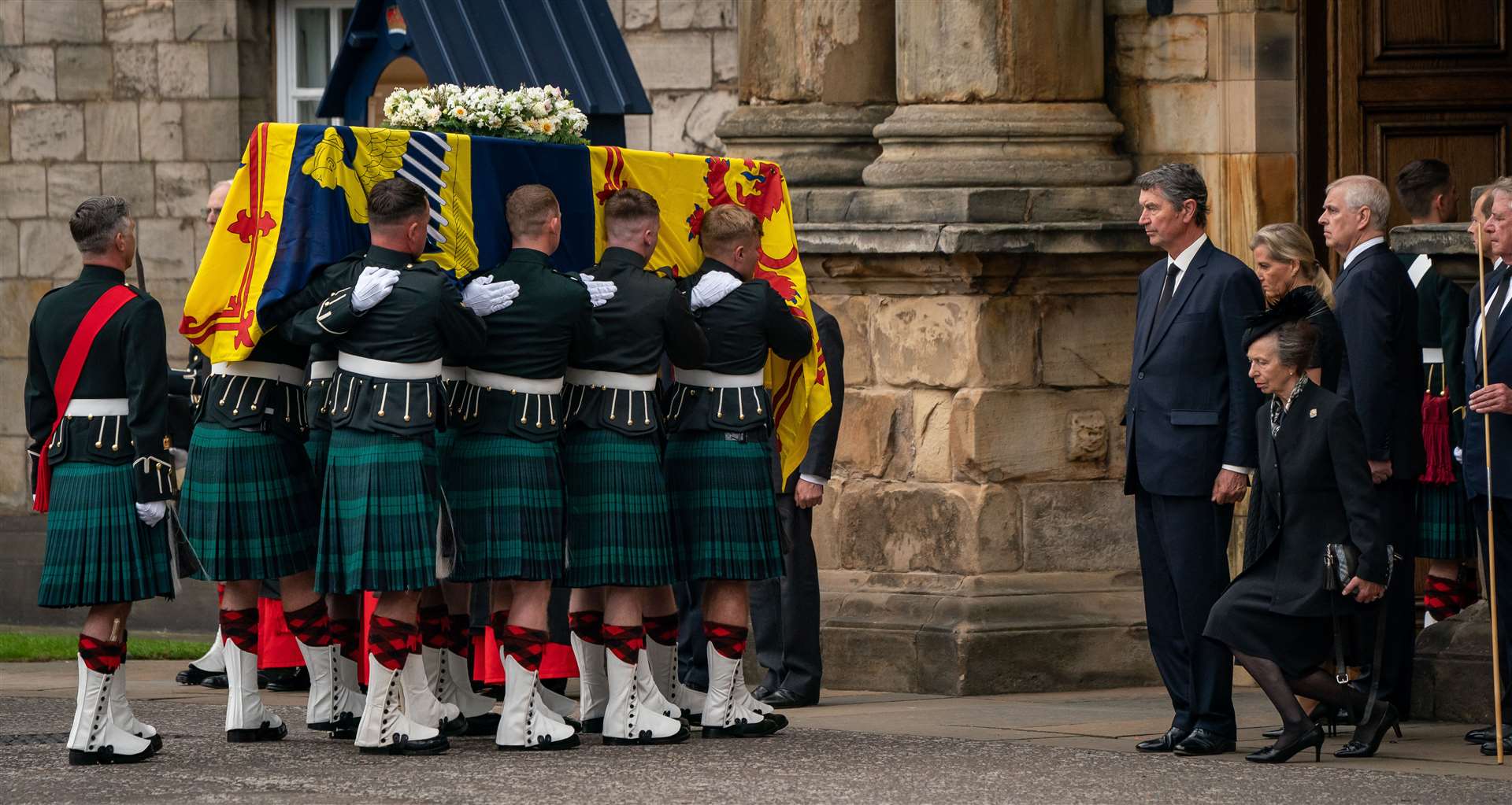 The Princess Royal curtseying as the Queen’s coffin arrives at Holyroodhouse (Aaron Chown/PA)