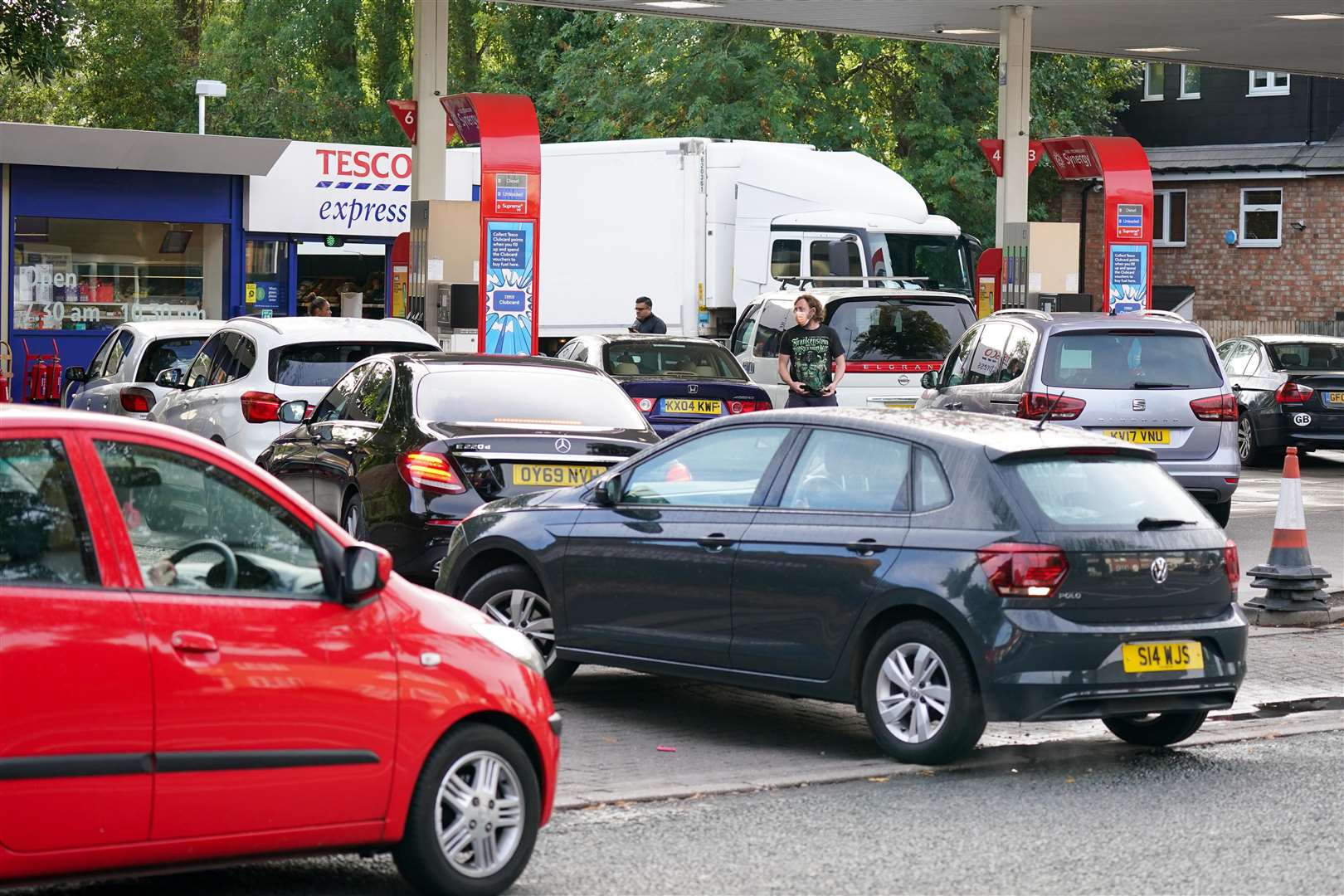 Drivers queue for fuel at an Esso petrol station in Bournville, Birmingham (Jacob King/PA)