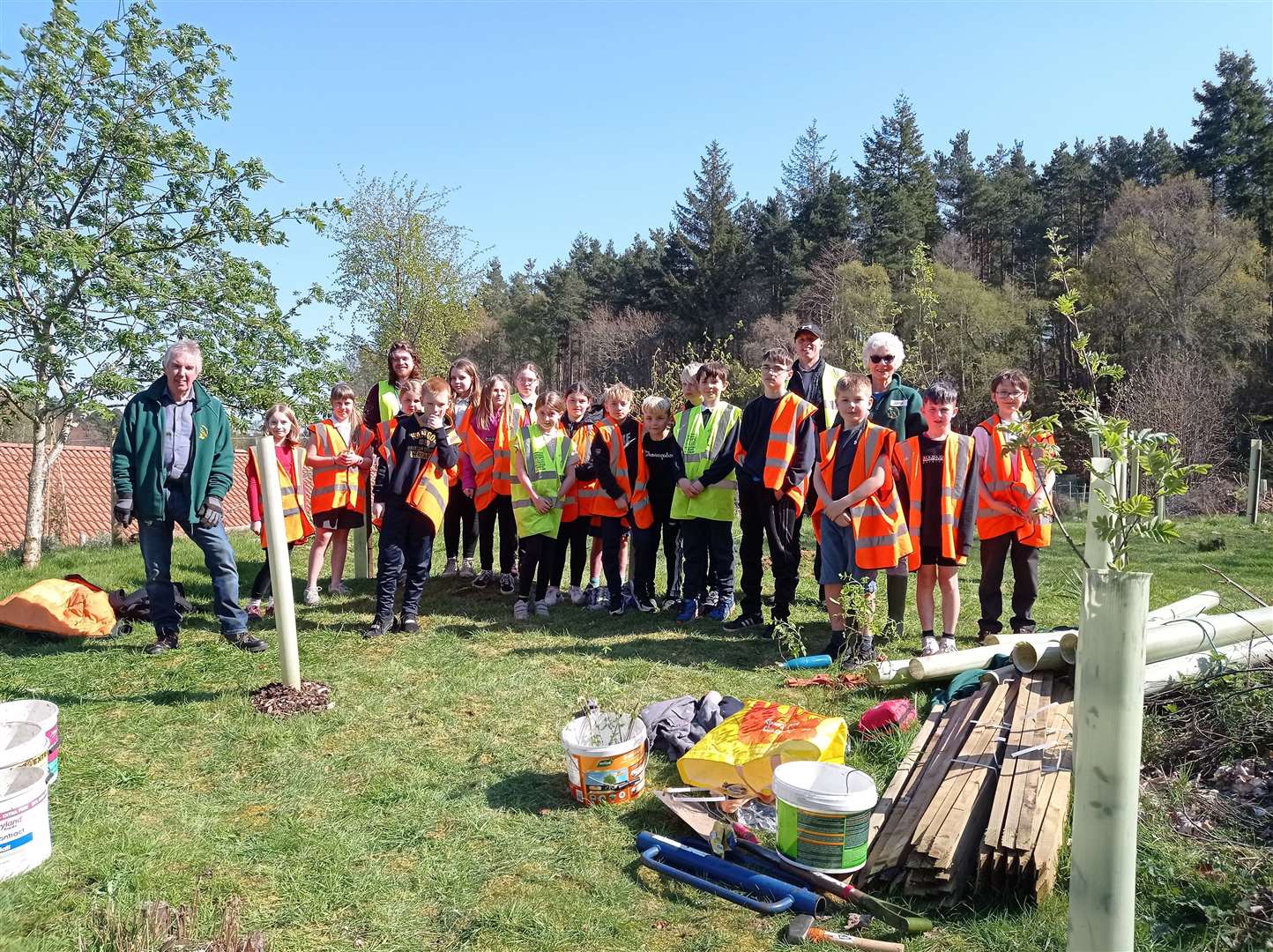The Anderson’s P5/6 and Forres Community Woodlands Trust volunteers worked together for an afternoon.