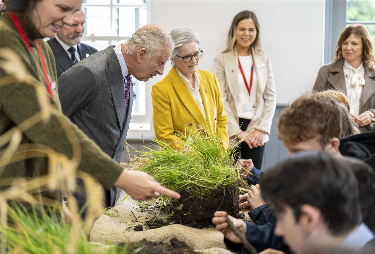 The King meets students carrying out root and soil structure analysis (Jane Barlow/PA)