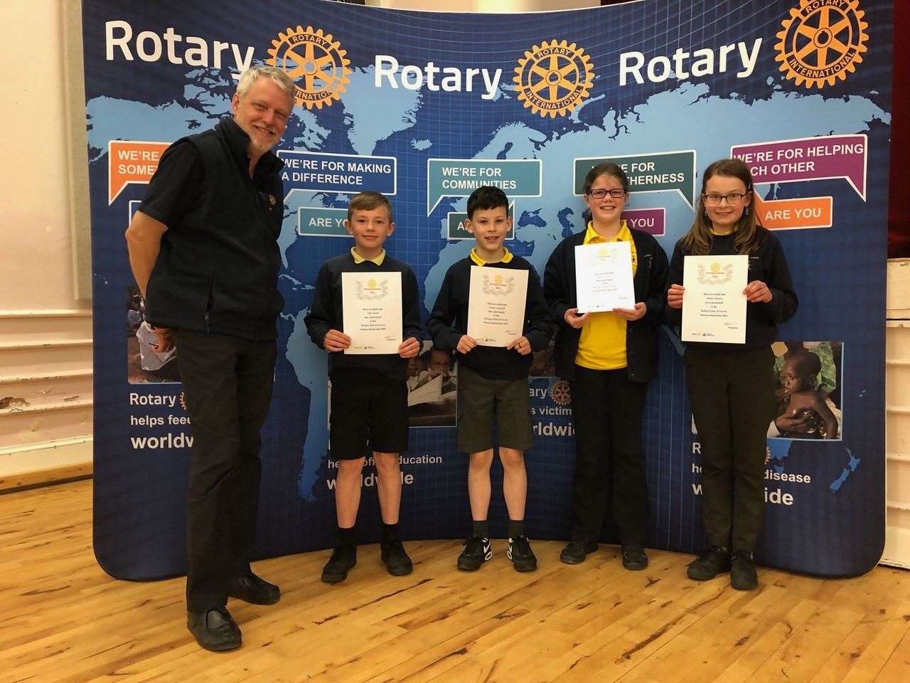 President elect, Brian Higgs presents a certificate to runners up Alves - Tobias Marsh (10), Fraser Campbell (10), Ruthie Harris (10) and Mhairi Manson (11).