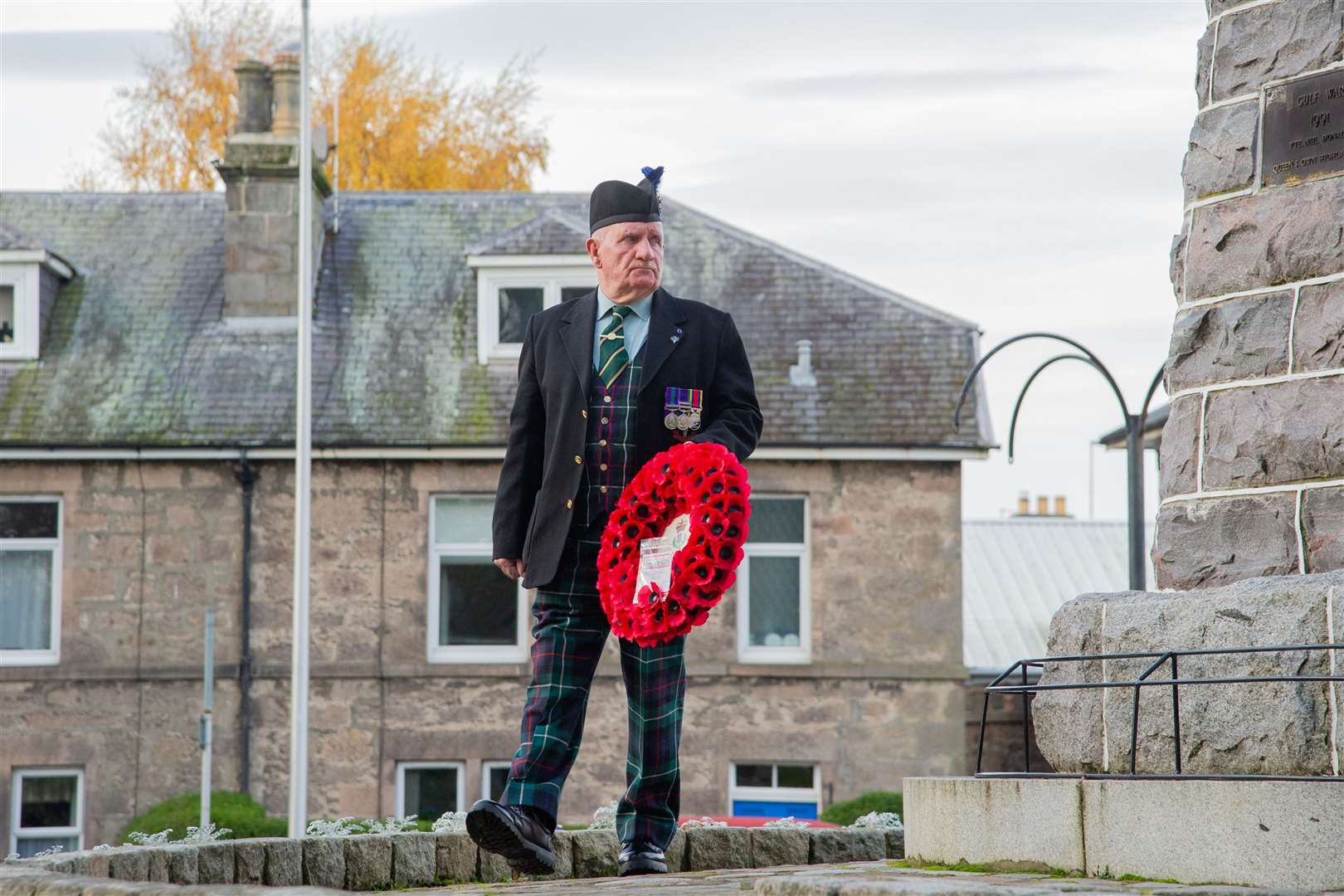 Peter Finlayson lays a wreath in memory of Queen's Own Highlander Private Neil Donald who was killed in 1991 in Iraq...Remembrance Sunday 2020...Picture: Daniel Forsyth..