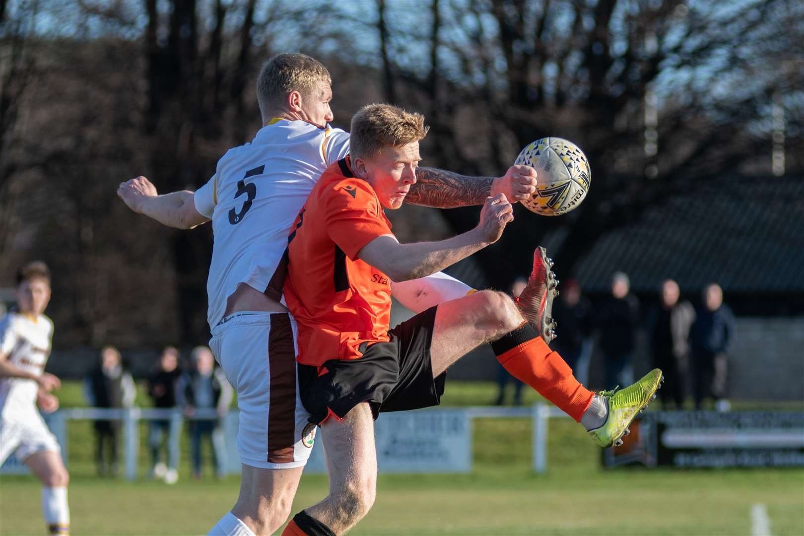 Graham Fraser (Forres Mechanics) and Ross Gunn (Rothes) compete for the ball...Picture: Daniel Forsyth..