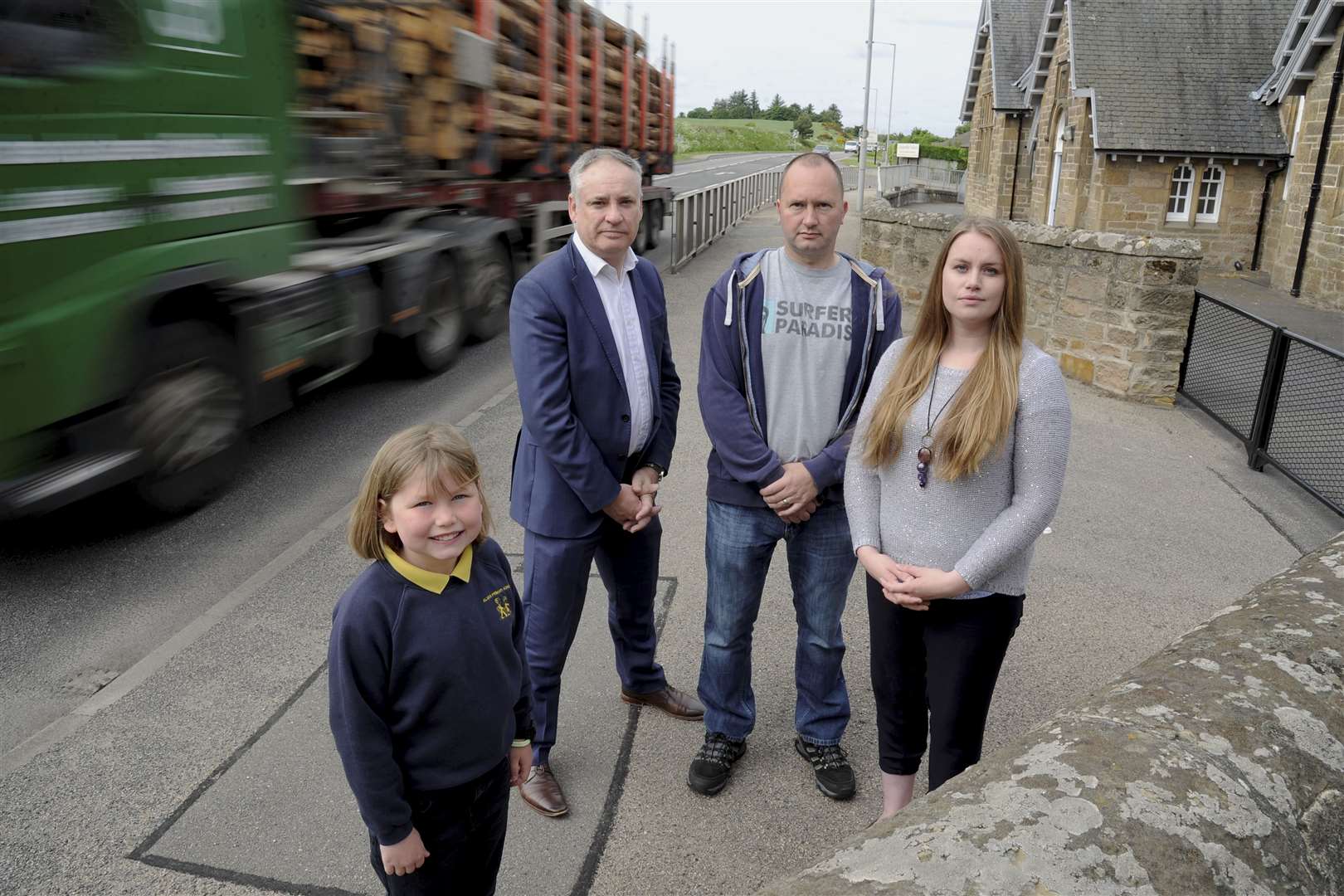 Pupil Chloe Taylor, MSP Richard Lochhead, father Alan Taylor and councillor Amy Patience campaigning for a reduced speed limit in September 2020. Picture: Daniel Forsyth. Image No.037870.