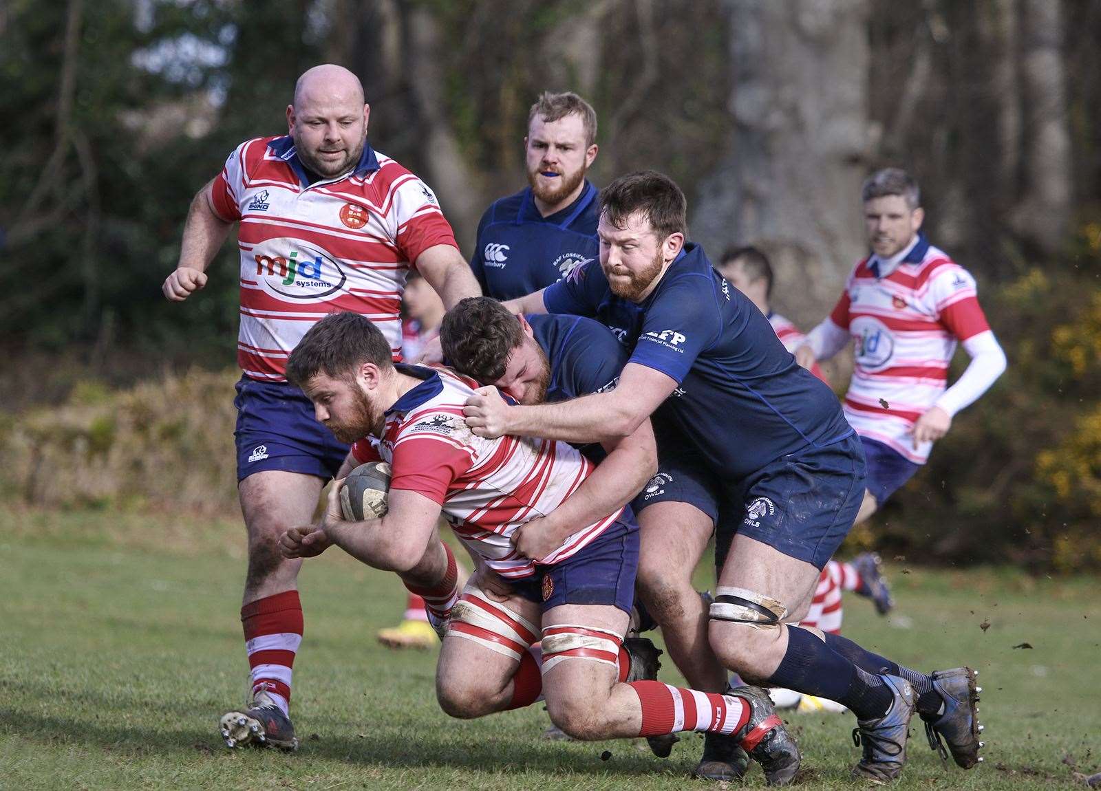 Neil Alexander drives taking two defenders with him. Marc Higgins coming in to support. Picture: John MacGregor