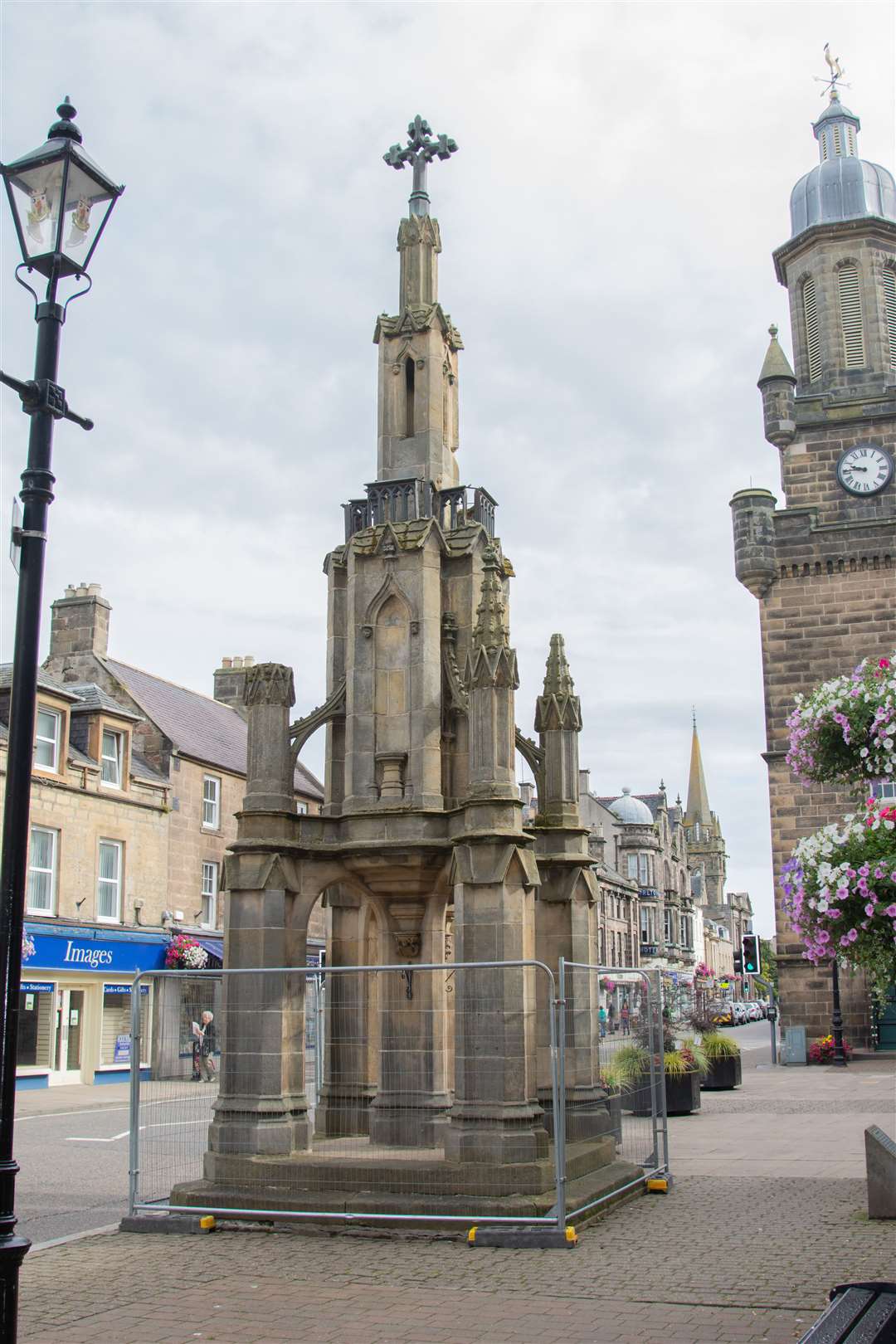 Forres landmark - The Market Cross - in the centre of the High Street has been sealed off after concerns were raised over falling stonework...Picture: Daniel Forsyth. Image No.044576.