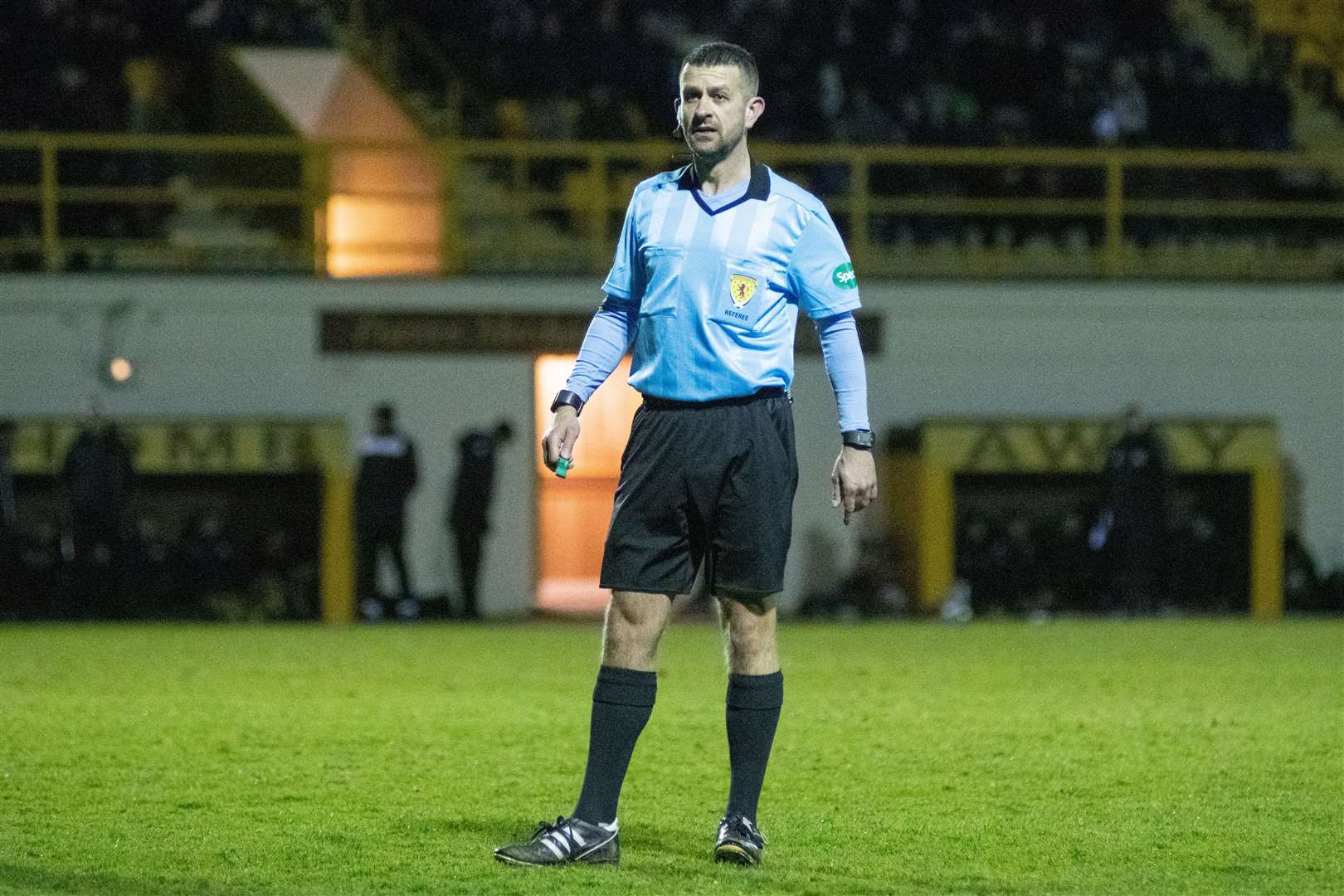 Referee Kevin Buchanan. Picture: Daniel Forsyth..