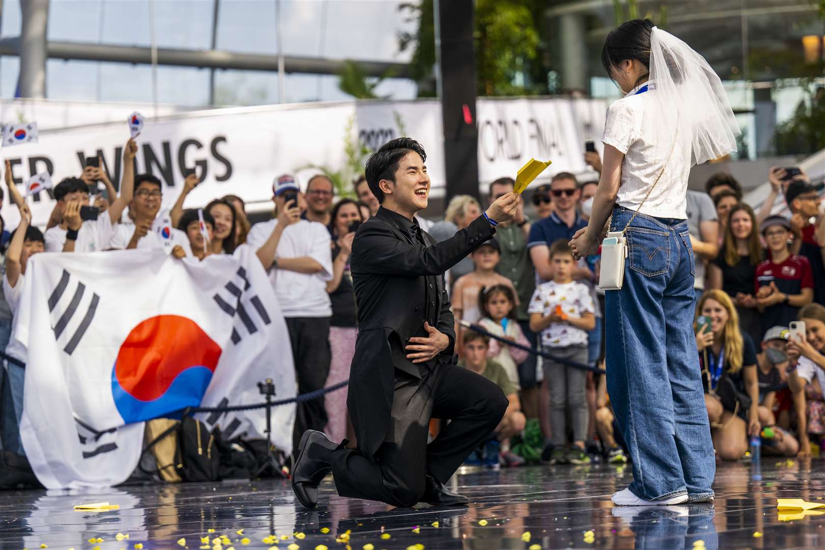 Aerobatics winner Seunghoon Lee, from South Korea, proposed to his girlfriend after being crowned the champion (Red Bull Paper Wings)