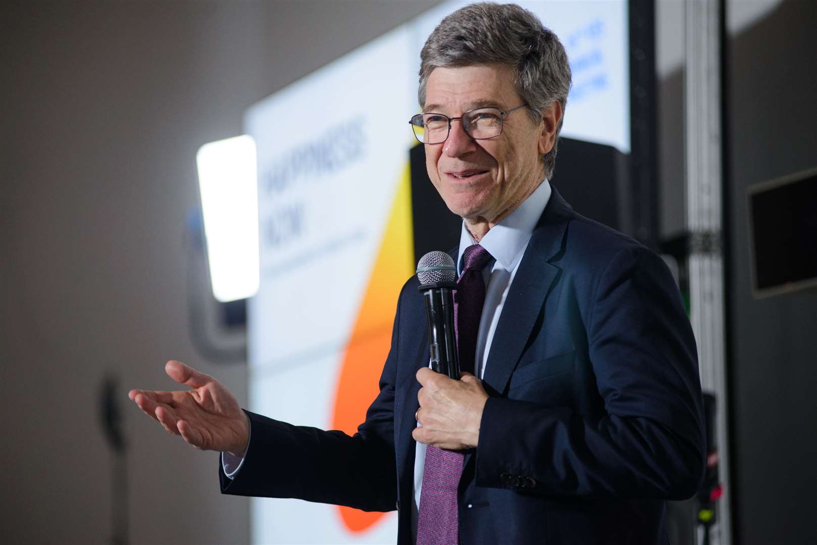 Le professeur Jeffrey Sachs donnera une conférence en ligne.  Photo : Nesterenko Maksym