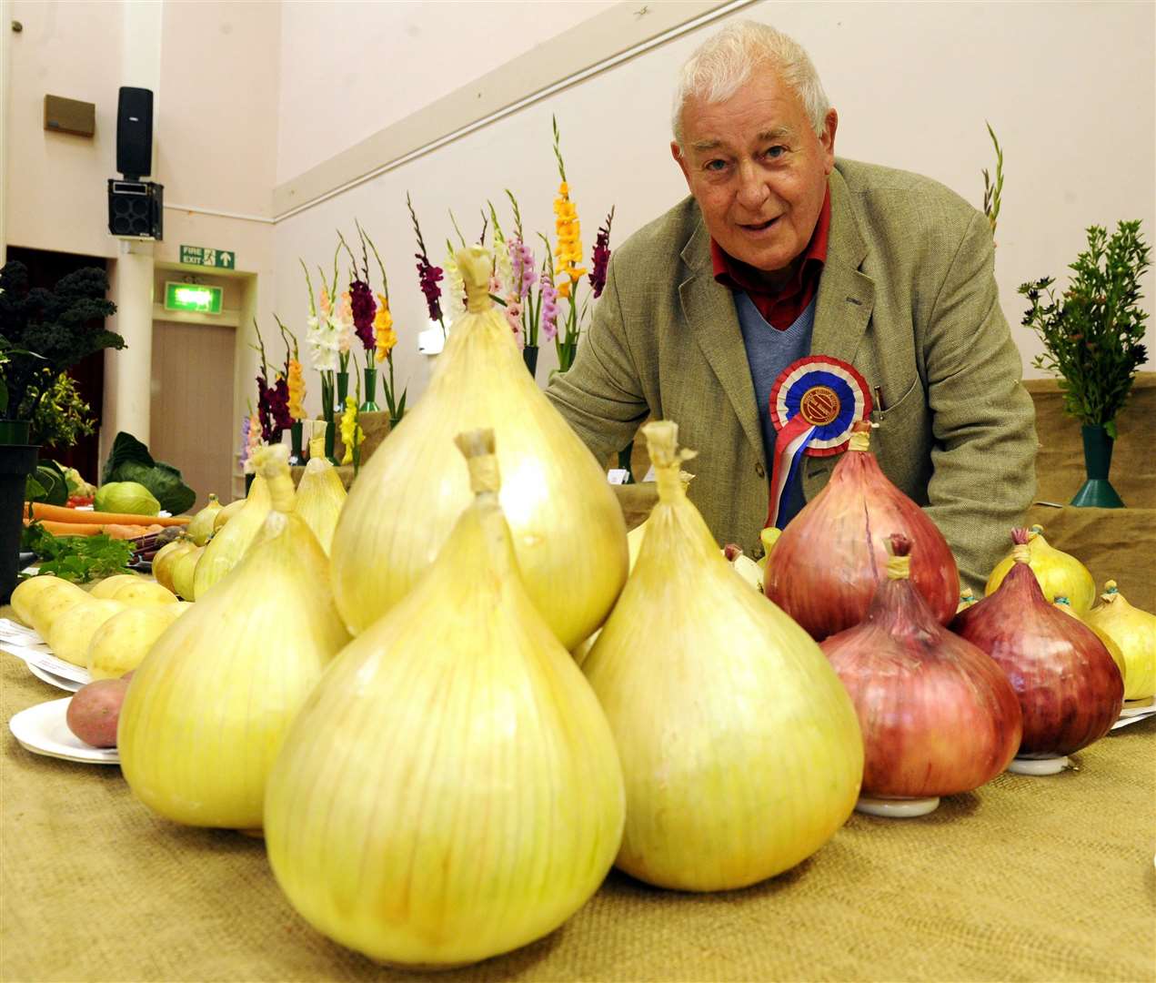 Show manager John Crossman admiring Willie McKenzie's giant onions.