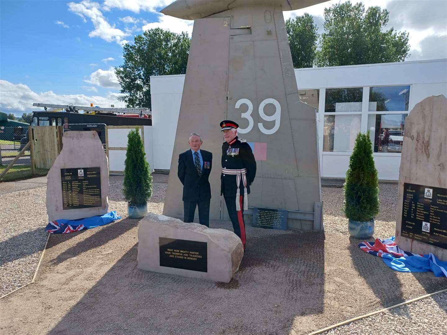 Master Air Electronics Operator Al Mackie MBE and Lord Lieutenant Major General Seymour Monro CBE at the new memorial at Morayvia.
