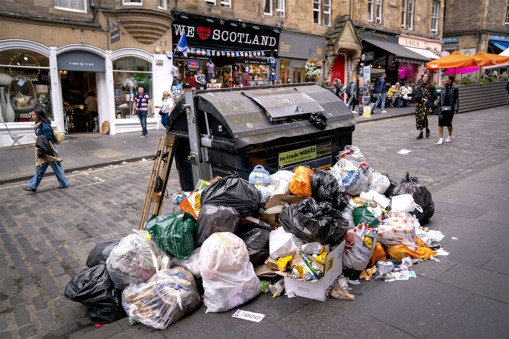 Bins and litter in Cockburn Street in Edinburgh city centre (Jane Barlow/PA)