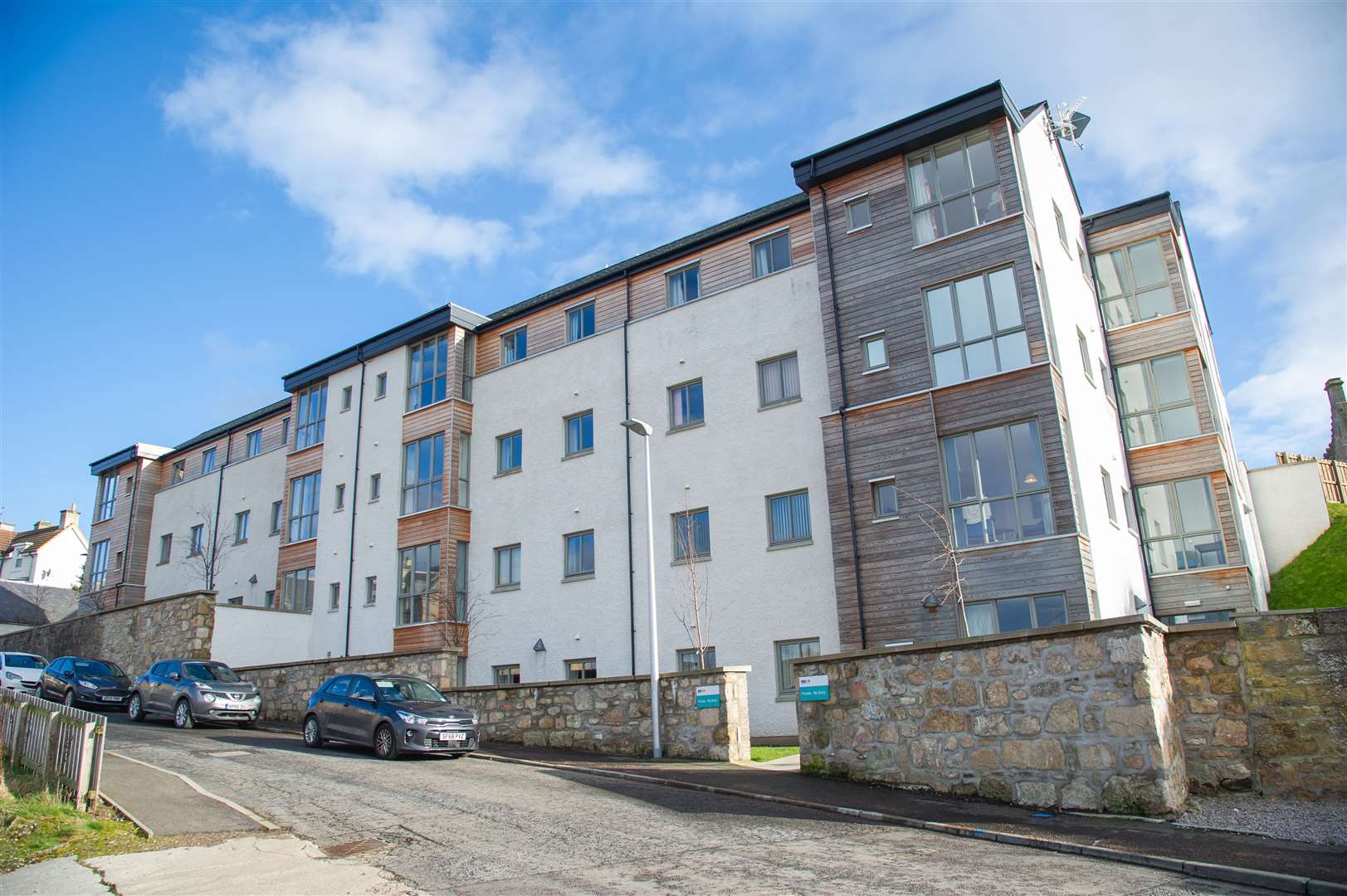 Varis Court has 33 two-bedroom apartments, 28 of which provide housing with care. Five are led by the Forres Neighbourhood Nursing Team, a Buurtzorg test site.