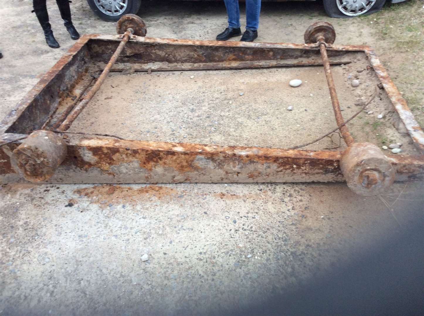 The remains of a cart were unearthed during excavation. It was one of many used by the Royal Engineers during World War 2, to transport sections of pontoons down the beach in Findhorn. The rails for the cart to run on are still visible on the beach along from the Captain’s Table.