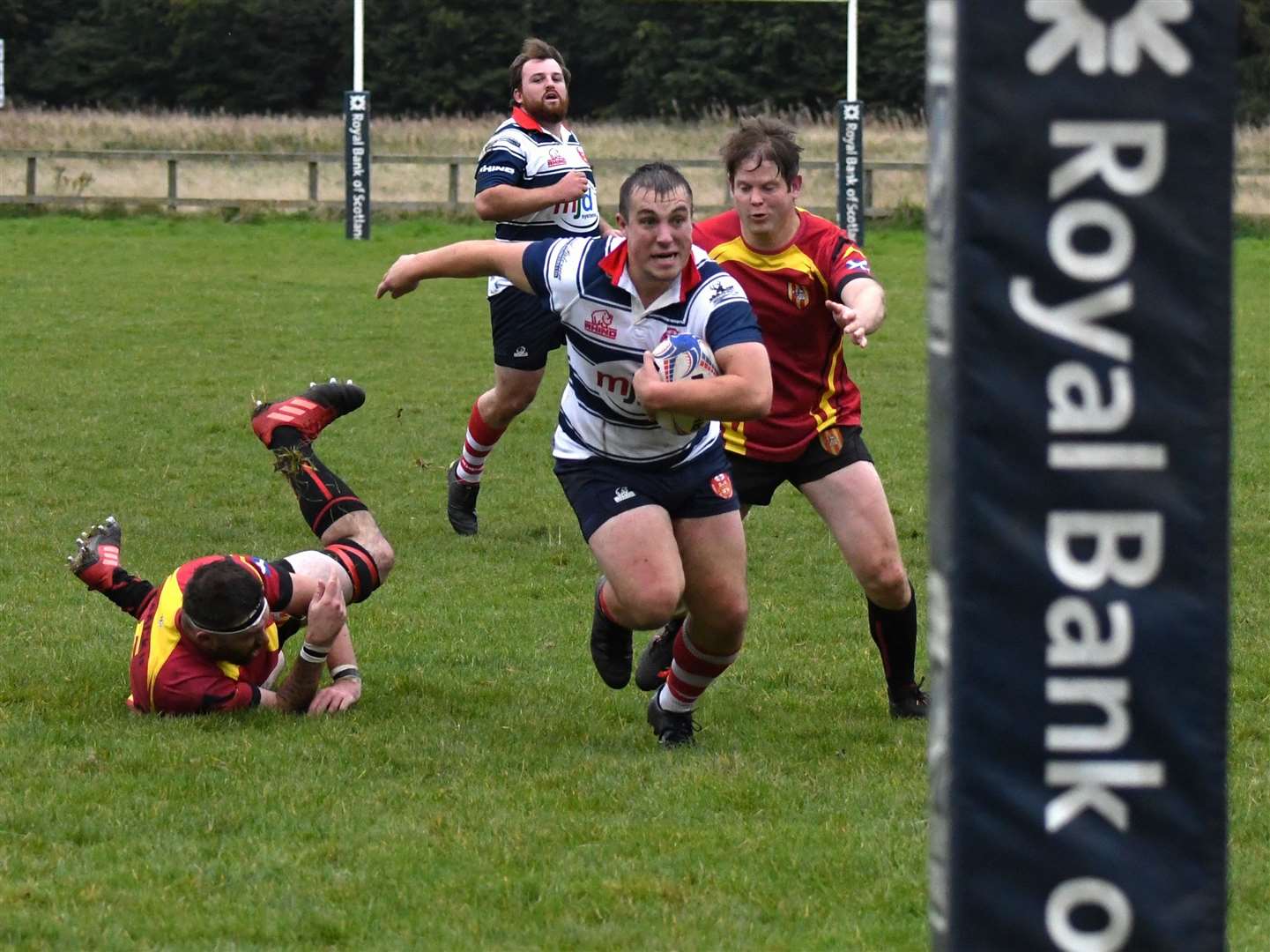 Cameron Hughes, having handed off second row, goes for line to score. Photo: James Officer